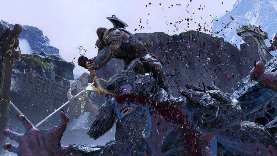 Kratos, God of War PC incelememizde baltasını bir canavarın kafasından çıkarmaya çalışıyor