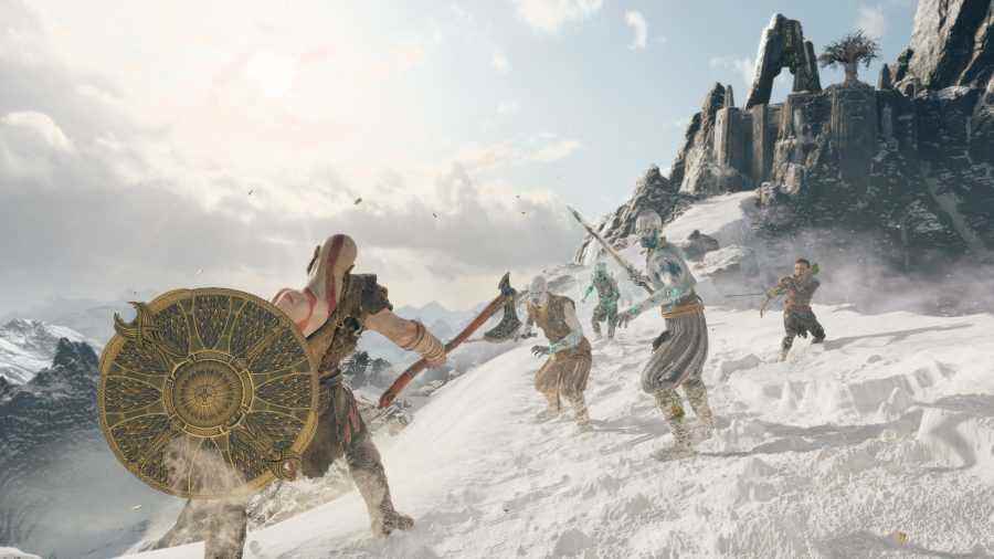 Kratos, karlı bir dağ zirvesinin tepesinde bazı düşman yağmacılarıyla alay ediyor
