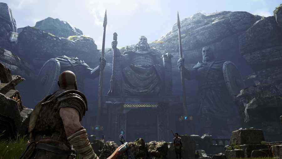 Kratos ve Atreus üç heykelin huşu içinde duruyor