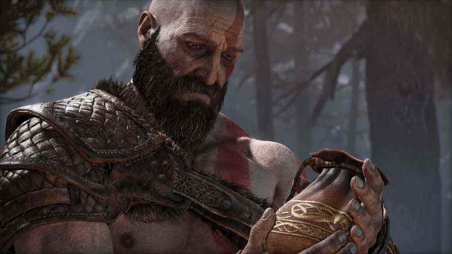 Kratos, sevgilisinin küllerini içeren keseye kederle bakar.