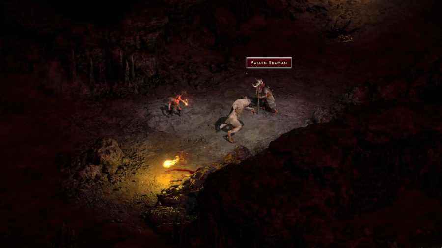 Diablo 2 Resurrected'daki bir druid, bazı düşmanları öldürmek için kurt adam formunu kullanarak.