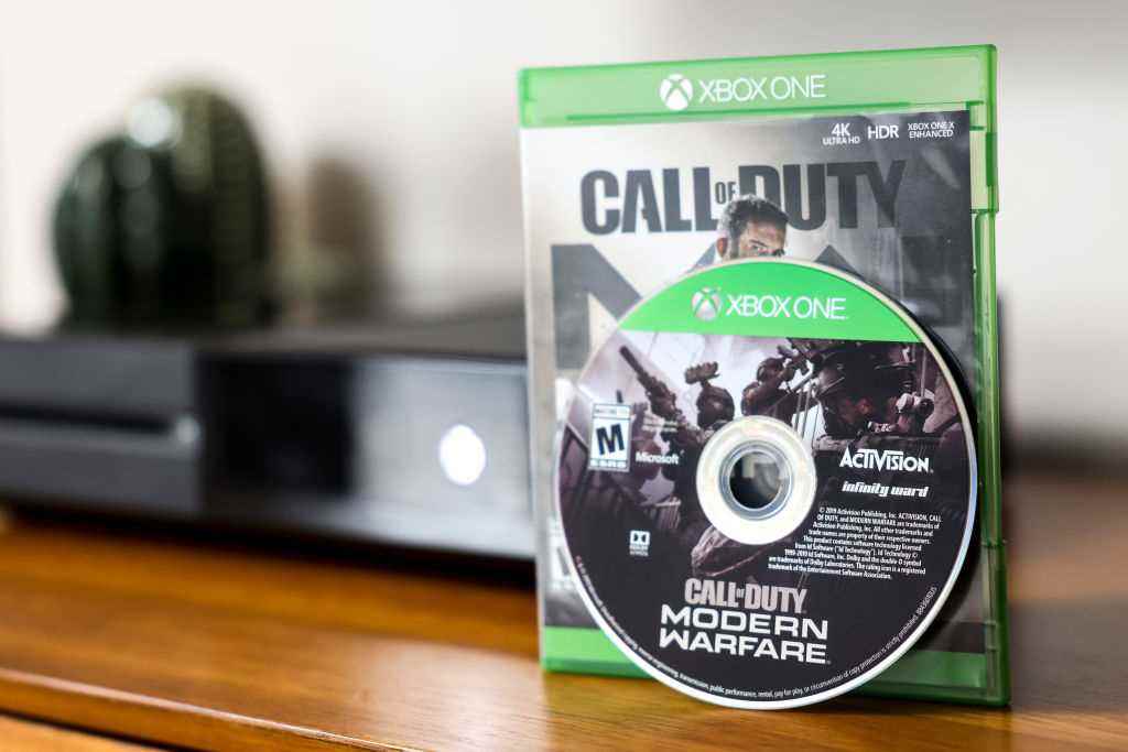 Microsoft'un Xbox One video oyun konsolu ve Activision Blizzard'ın Call of Duty: Modern Warfare video oyunu 18 Ocak 2022 Salı günü Denver, Colorado, ABD'de düzenlendi. Microsoft Corp., Activision Blizzard Inc.'i 68.7 milyar dolarlık bir anlaşmayla satın almayı kabul etti, dünyanın en büyük üçüncü oyun şirketini yaratmak için video oyunlarındaki en büyük iki gücü birleştirmek.  Fotoğrafçı: Getty Images aracılığıyla Michael Ciaglo/Bloomberg