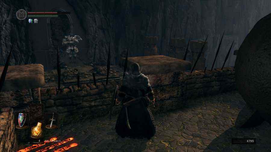 Bir savaşçı taş bir duvarda duruyor, dev bir demir golem uzaktaki bir açıklığı koruyor