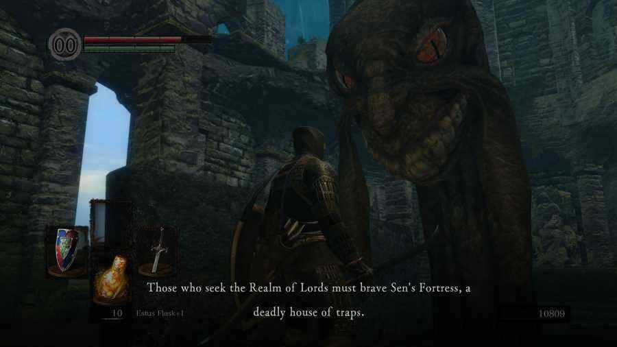 Bir savaşçı, ağaç yılanı şeyiyle Dark Souls Sens Kalesi hakkında konuşuyor