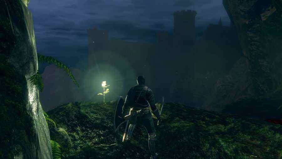 Uçurumun kenarında bir adam, karanlığın örttüğü uzaklarda bir kale beliriyor