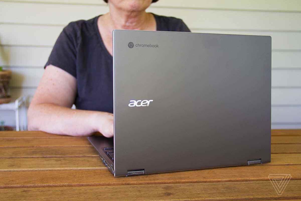 Bir kullanıcı Acer Chromebook Spin 713'te yazıyor.