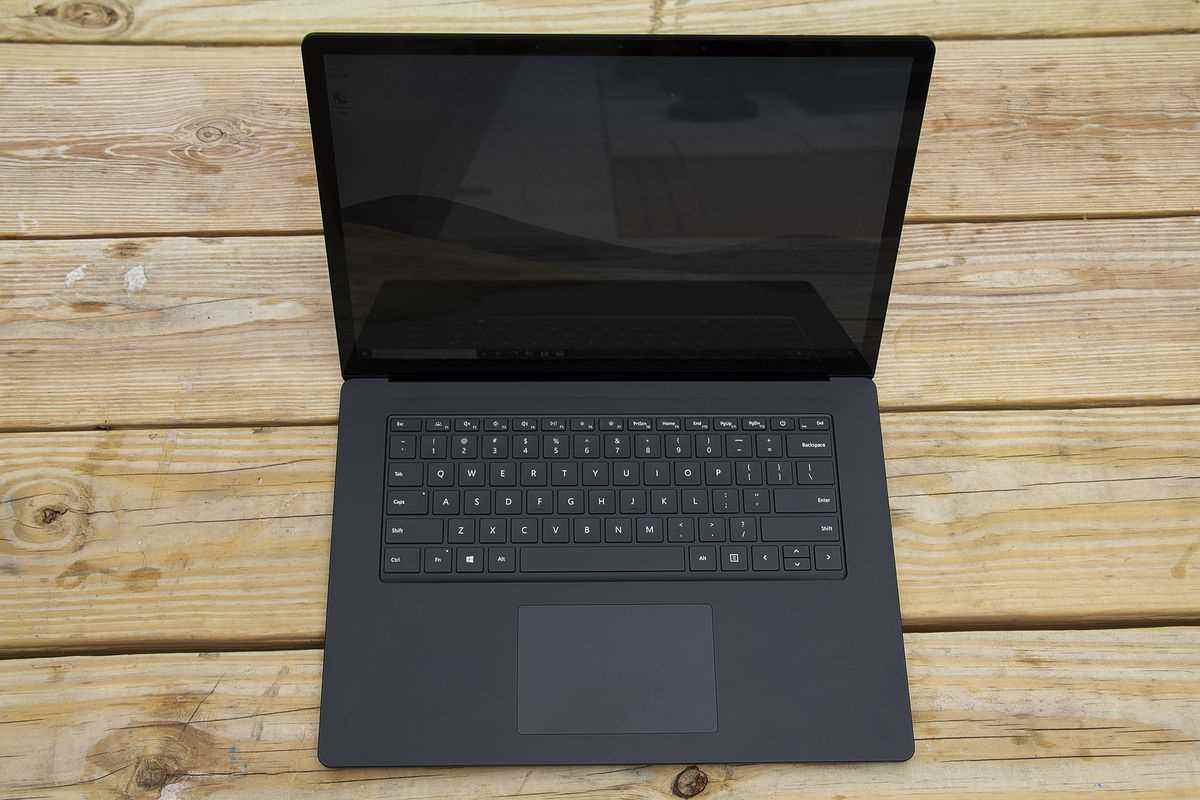 Surface Laptop 4 15 inç yukarıdan görülüyor.