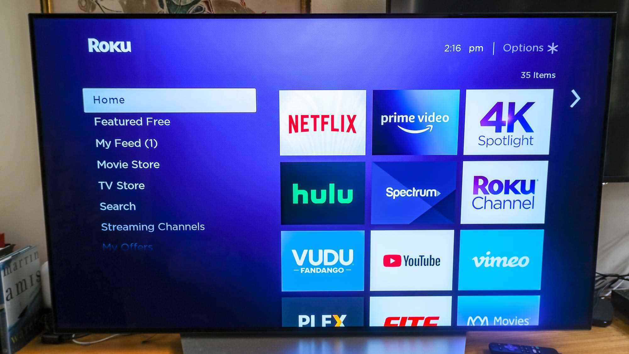 Bir TV'de Roku Streaming Stick 4K ana ekranı