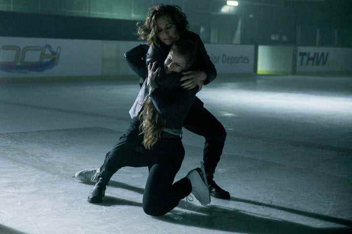 Margarita Levieva, In From The Cold filminden bir sahnede buzun üzerinde başka bir kadınla dövüşüyor.