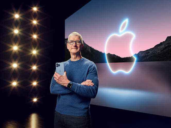 Apple CEO'su Tim Cook, şirketin Cuppertino, Kaliforniya'daki merkezindeki bir sunum sırasında, 14 Eylül 2021.