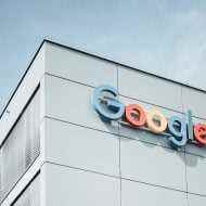 Bir binanın önündeki Google logosu
