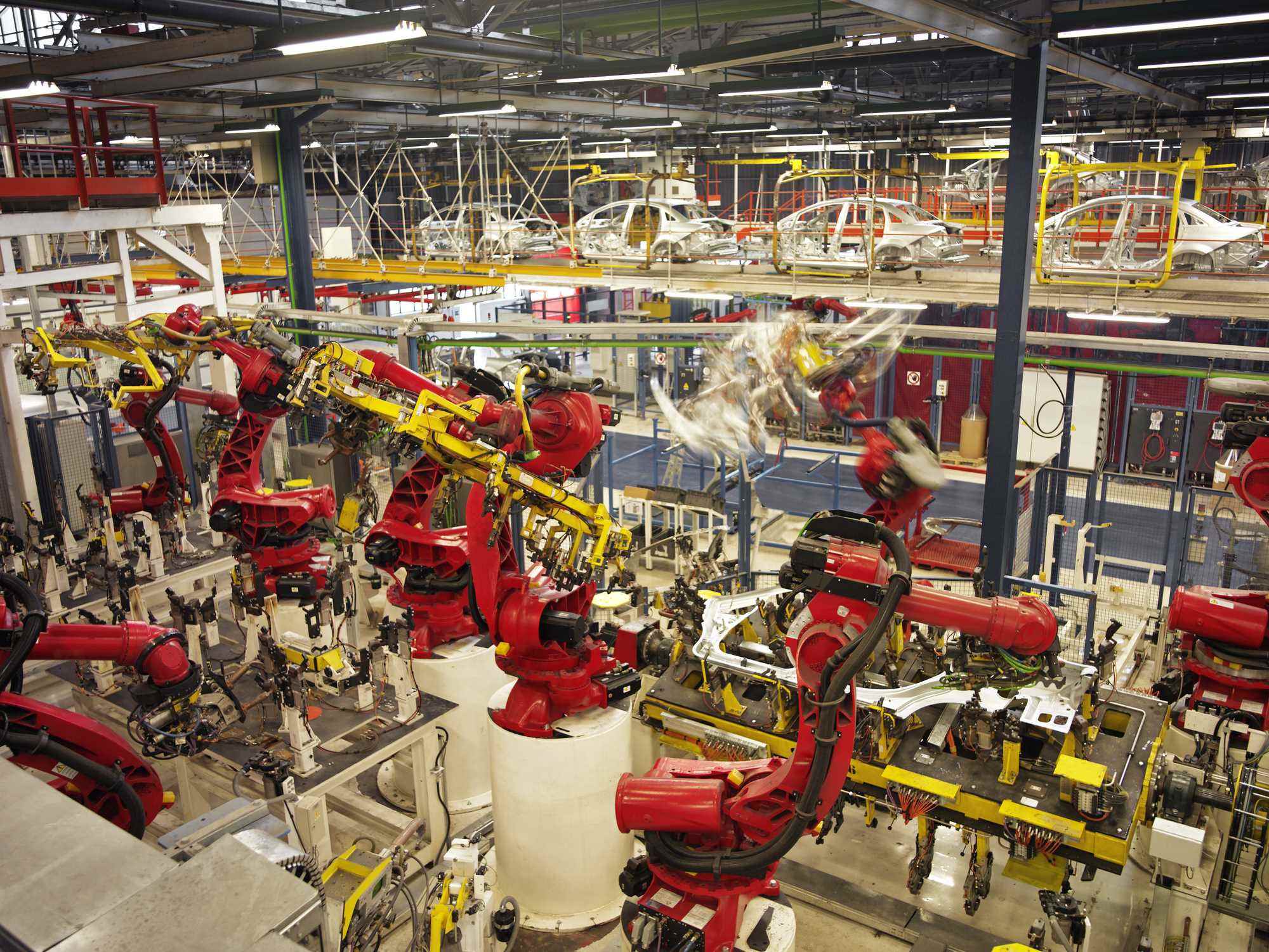 Bir araba fabrikasında görev başındaki robotik silahlar.