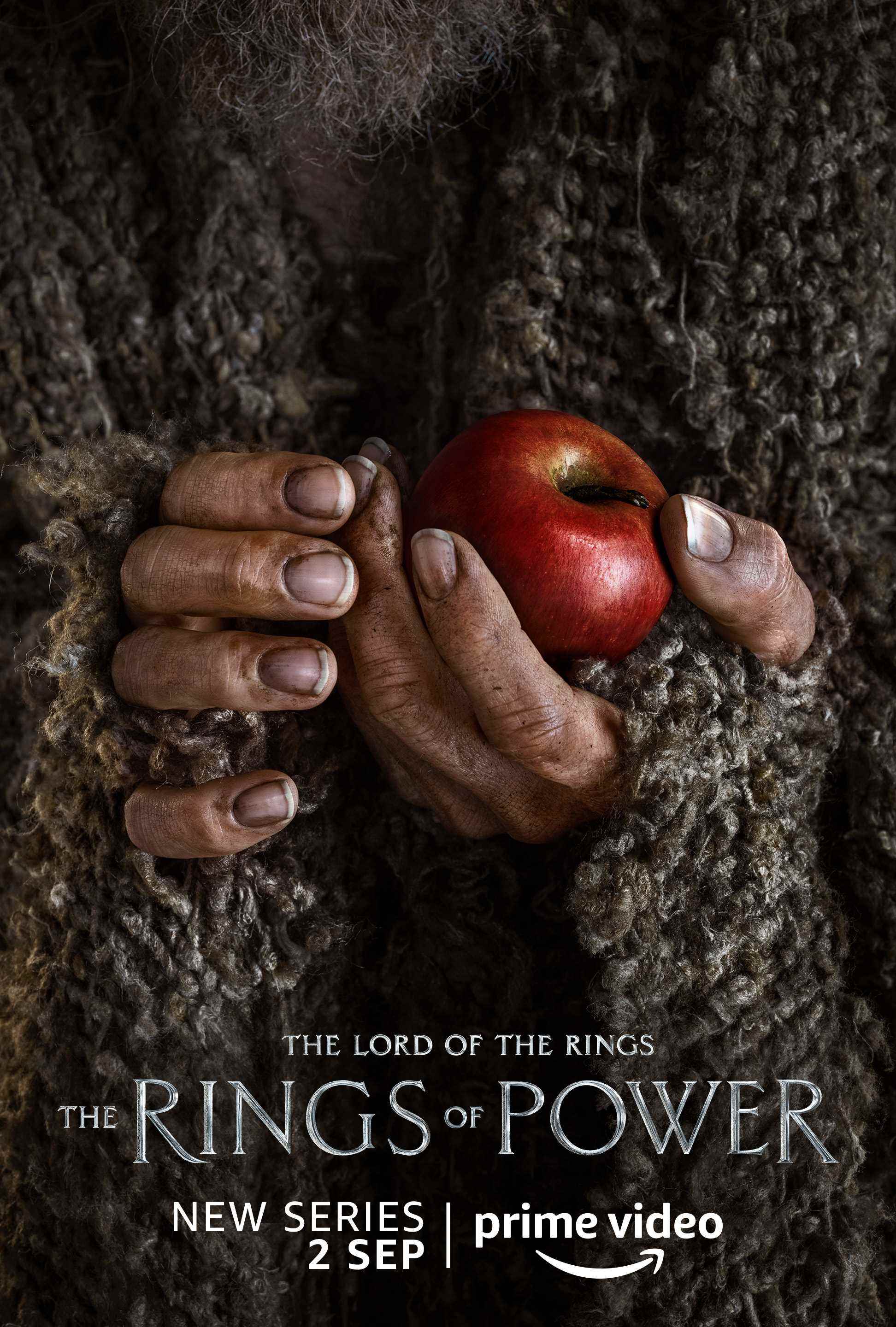 Yüzüklerin Efendisi: Güç Yüzükleri için elma karakter posteri tutan bir insan