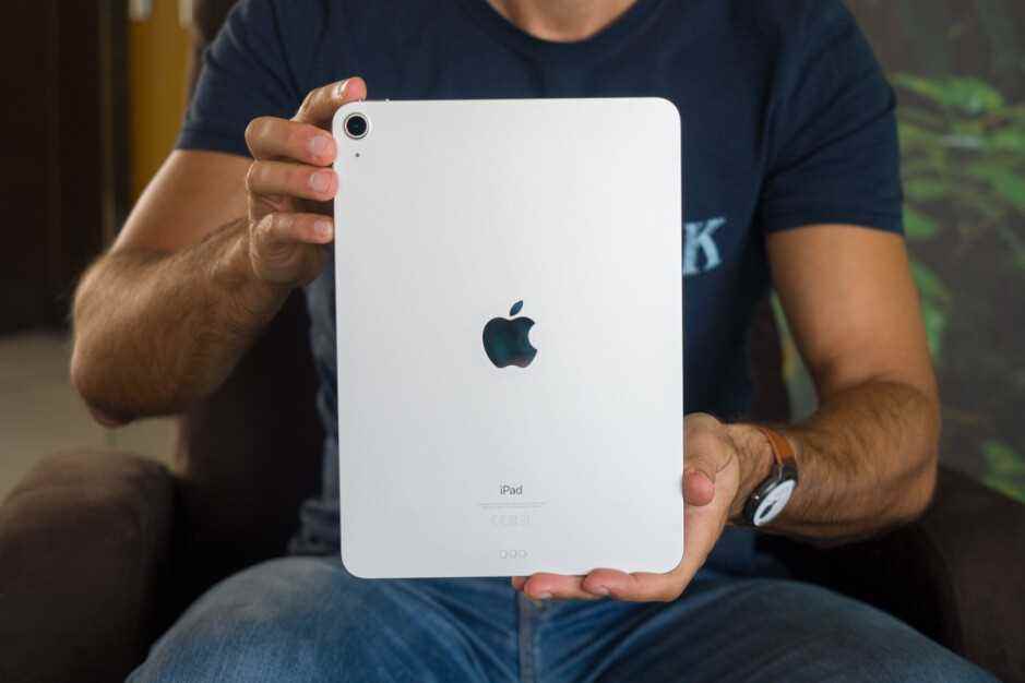 iPad Air 5'in de selefine çok benzemesi bekleniyor (burada resmedilmiştir).  - Yeni kısa rapor daha fazla iPhone SE 3 kötü haberi (ve bazı iyi haberler) getiriyor