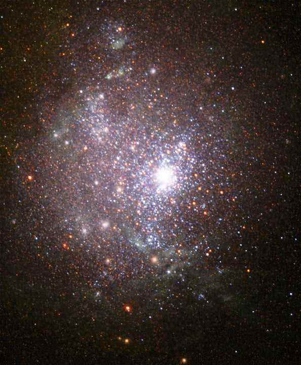 Cüce gökada NGC 1705, 1999 ve 2000'de Hubble tarafından ele geçirildi.
