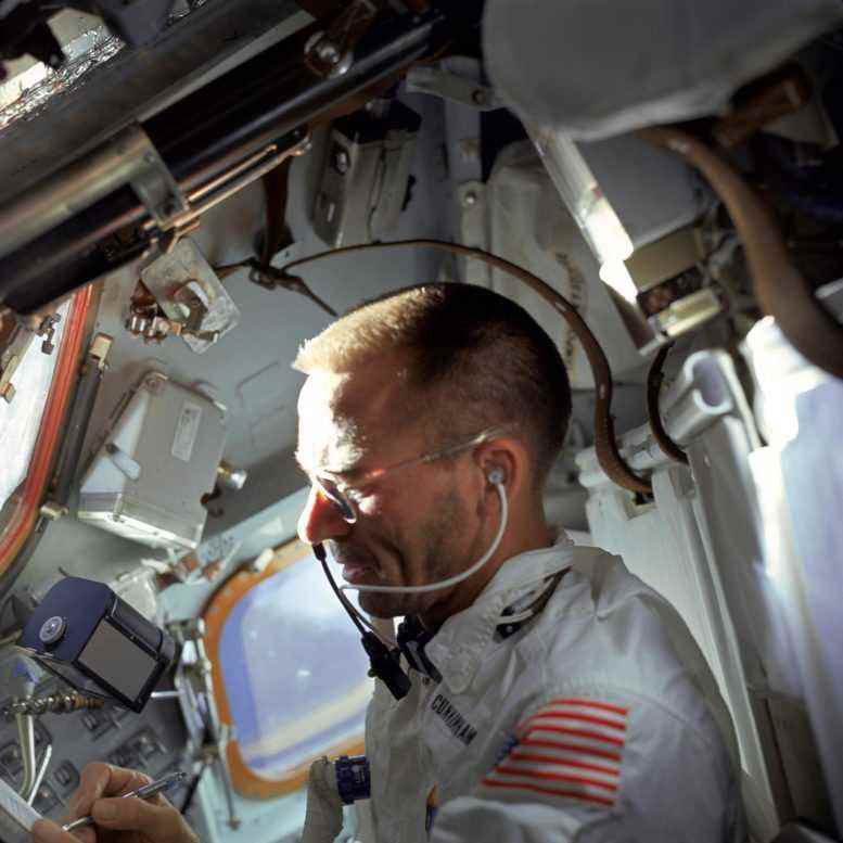 NASA astronotu Walter Cunningham Fisher Space Pen ile Yazıyor