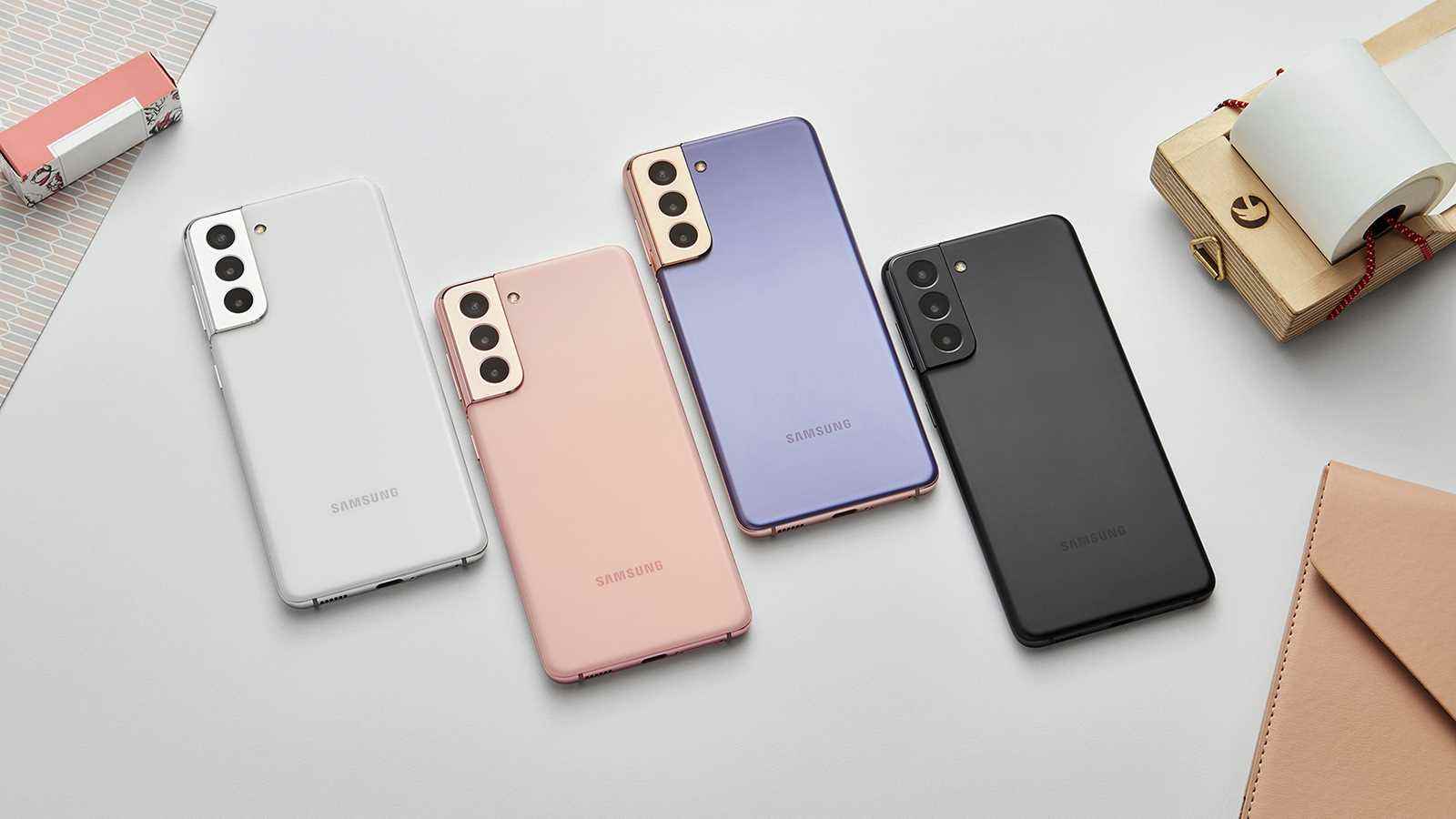 Samsung Galaxy S21 serisi telefonlar yüz üstü yatıyor.