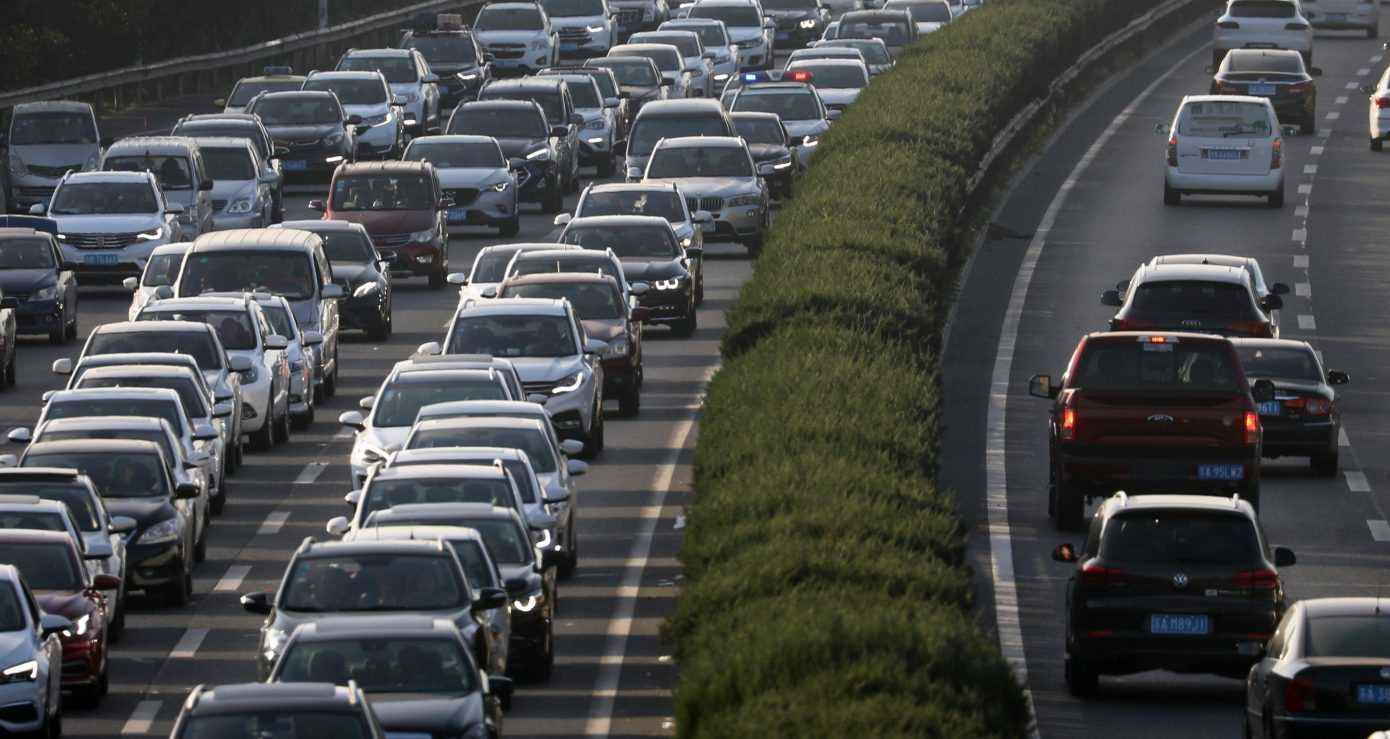Çin'in Jiangsu Eyaleti, Nanjing'de 1 Ekim 2018'de otoyolda araçları durduran trafik sıkışıklığının havadan görünümü.