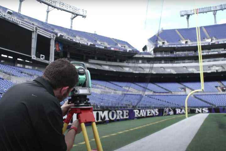 Bir adam, Ravens stadyumunda RFID teknolojisi kurar.