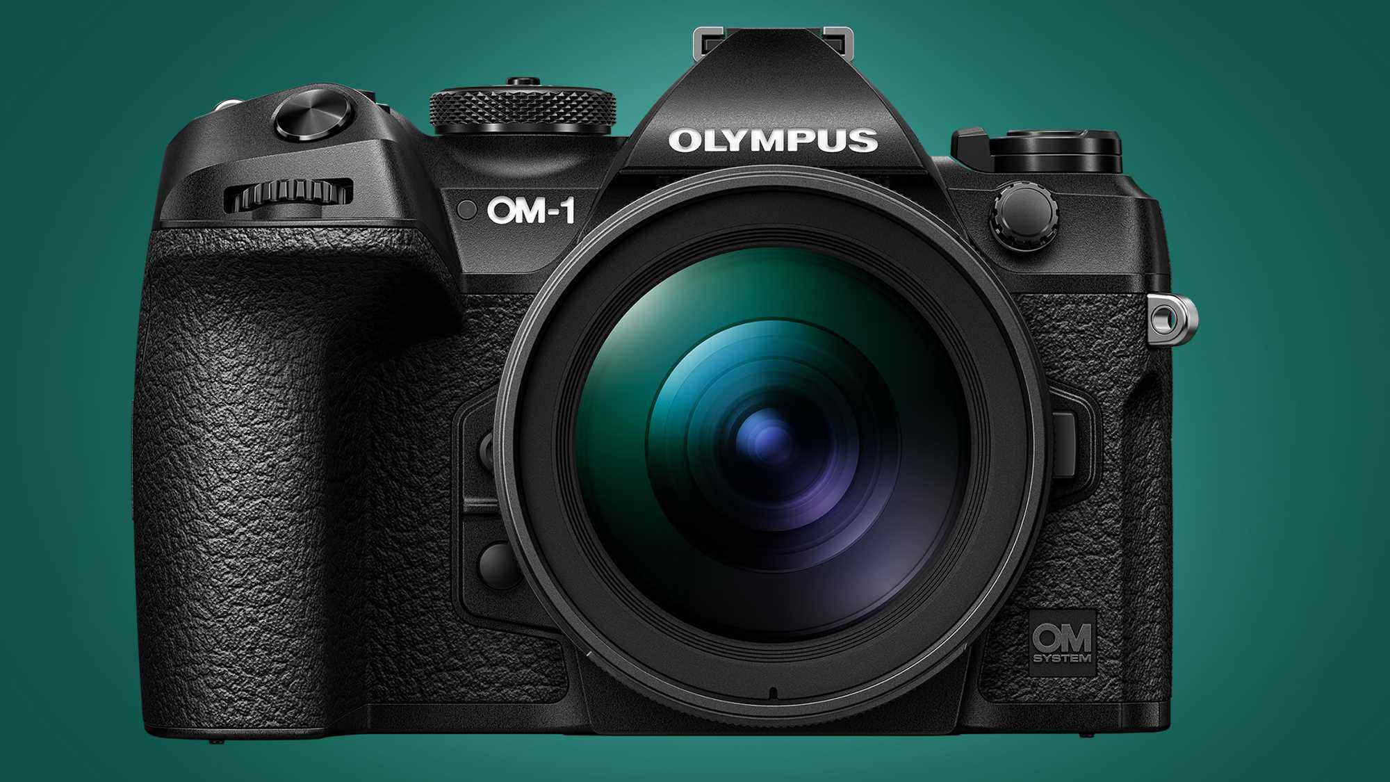 Yeşil bir arka plan üzerinde Olympus OM-1 kamera
