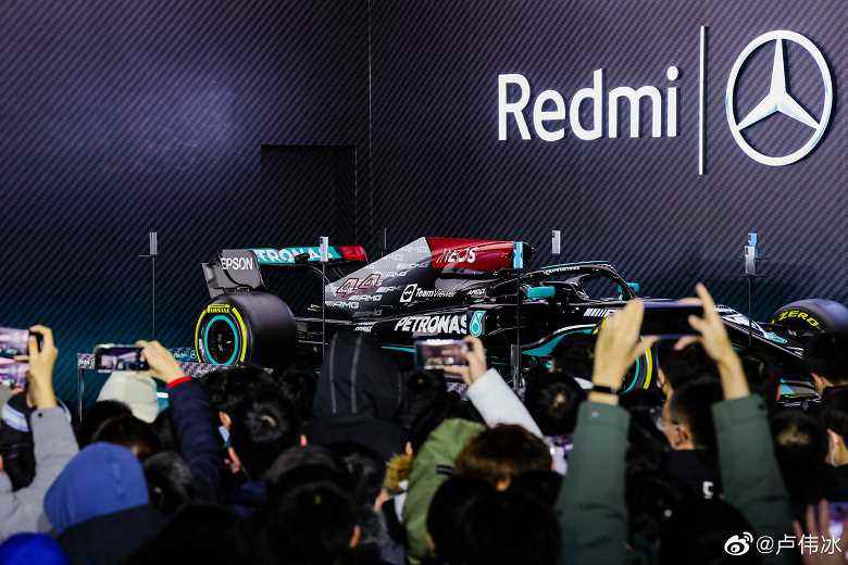 Tarihin en büyük kutu açılımı: Xiaomi, Lewis Hamilton'ın şampiyonluk arabasını Redmi K50 Gaming Edition'ın sunumuna getirdi