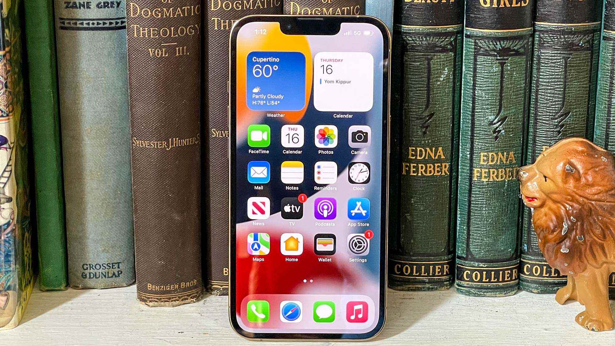 kitaplara yaslanan iphone 13 pro ekranı