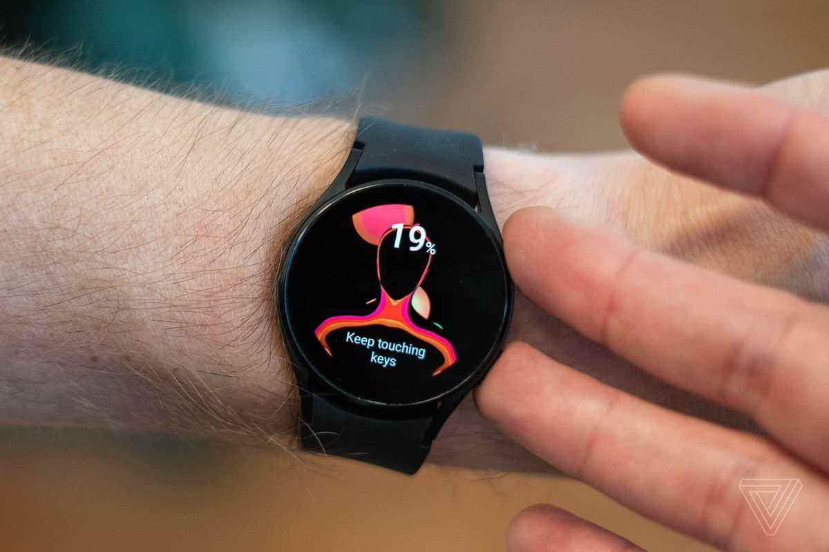Galaxy Watch 4, vücut yağ yüzdelerini ölçmek için bir sensöre sahiptir