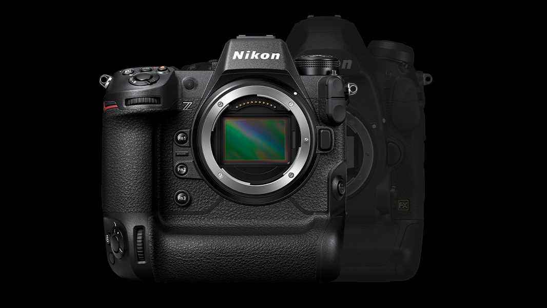 Daha büyük bir DSLR'nin yanında Nikon Z9