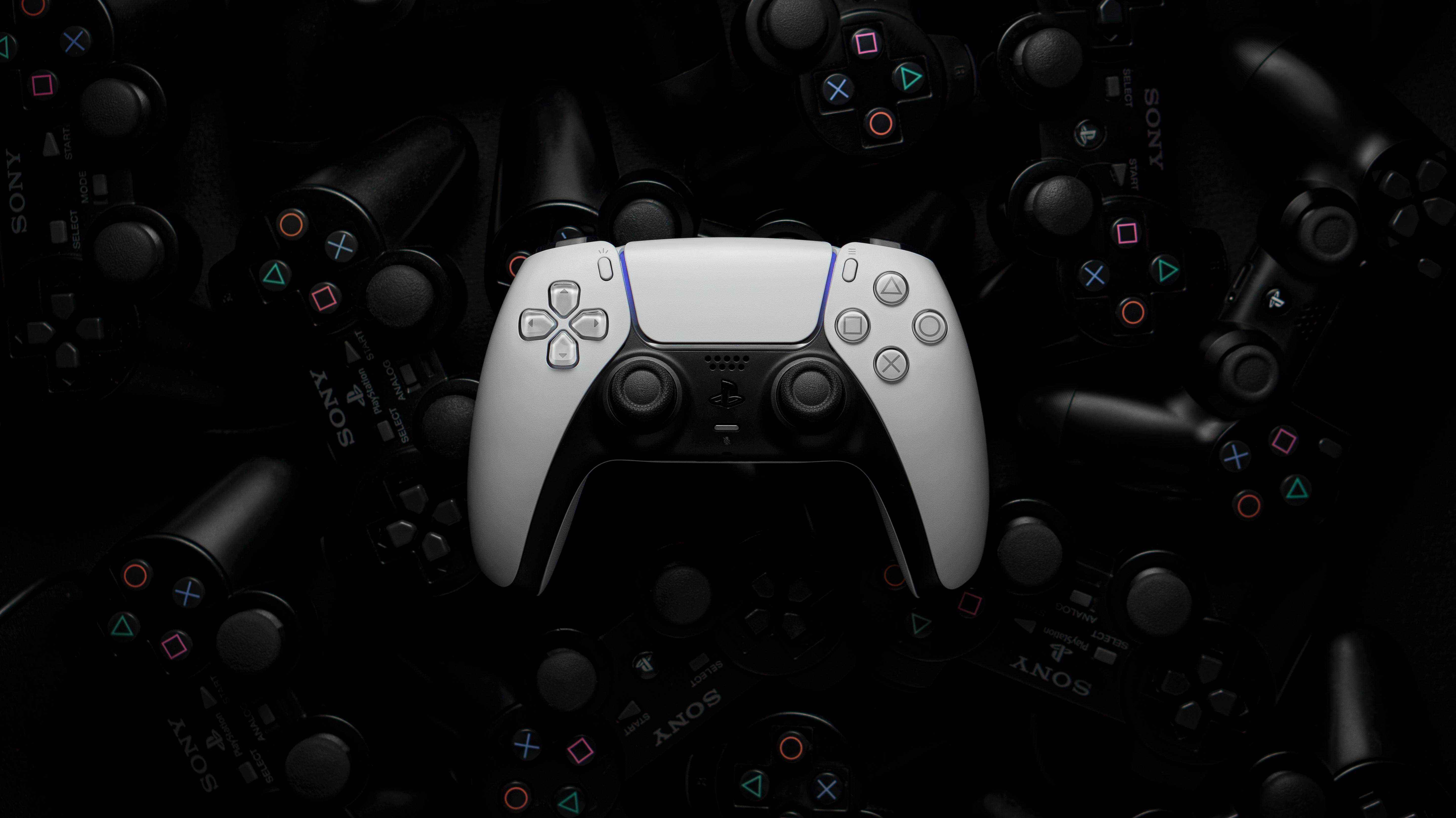 Yüzlerce DualShock 4 kontrol cihazının üzerinde bulunan PS5 DualSense kontrol cihazı