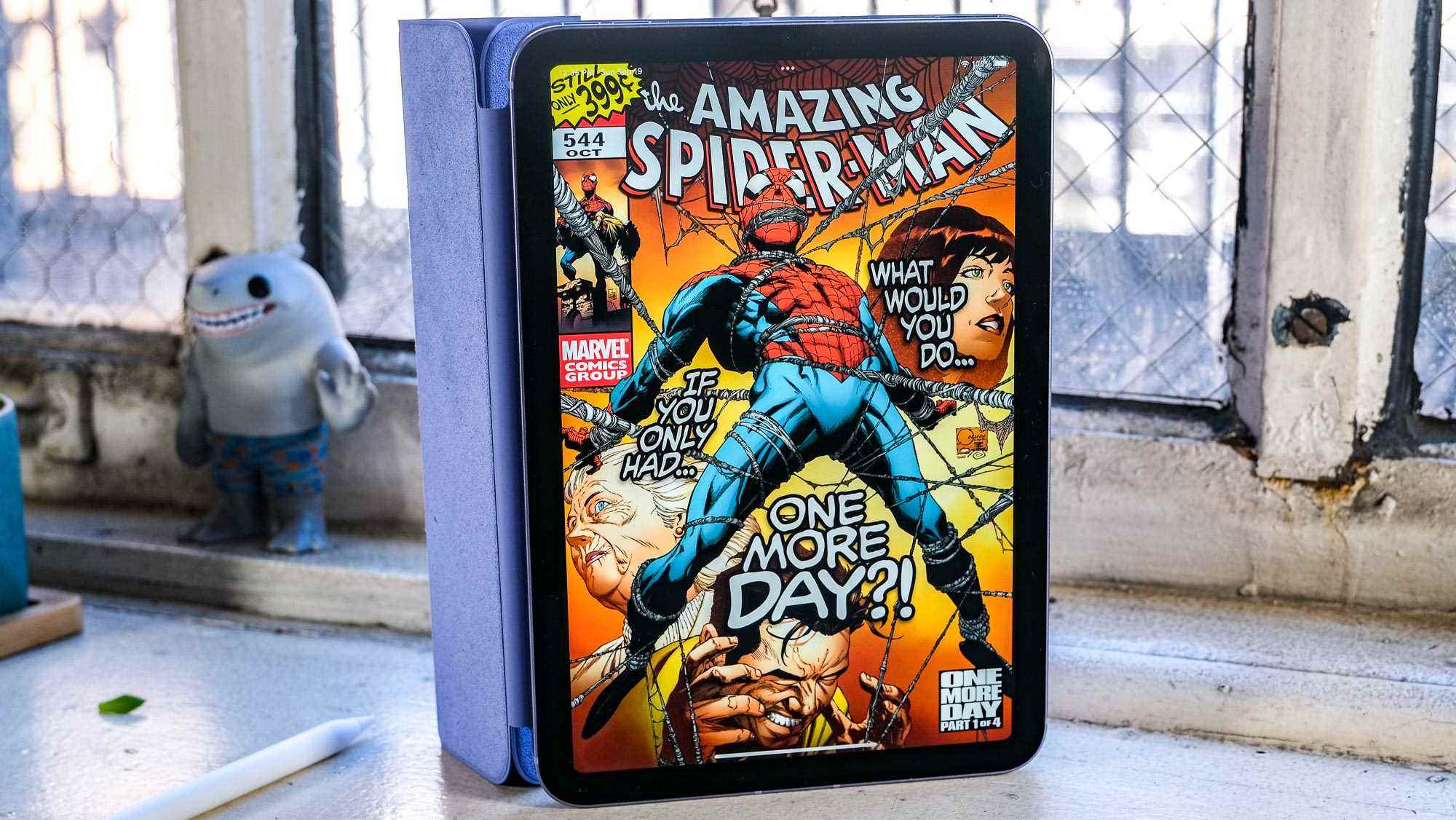 Örümcek Adam çizgi romanı açık olan iPad mini 2021