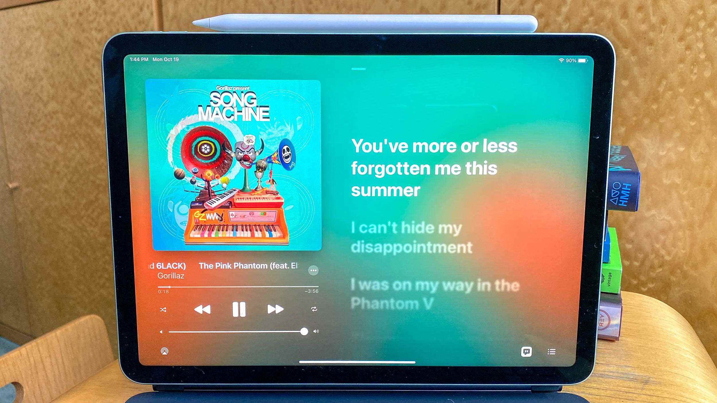 Bir müzik uygulaması çalıştıran iPad Air (2020)