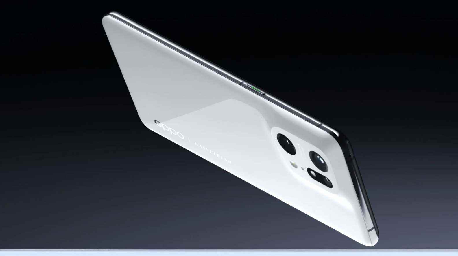 Beyaz bir gölgede arkadan bir Oppo Find X5 Pro