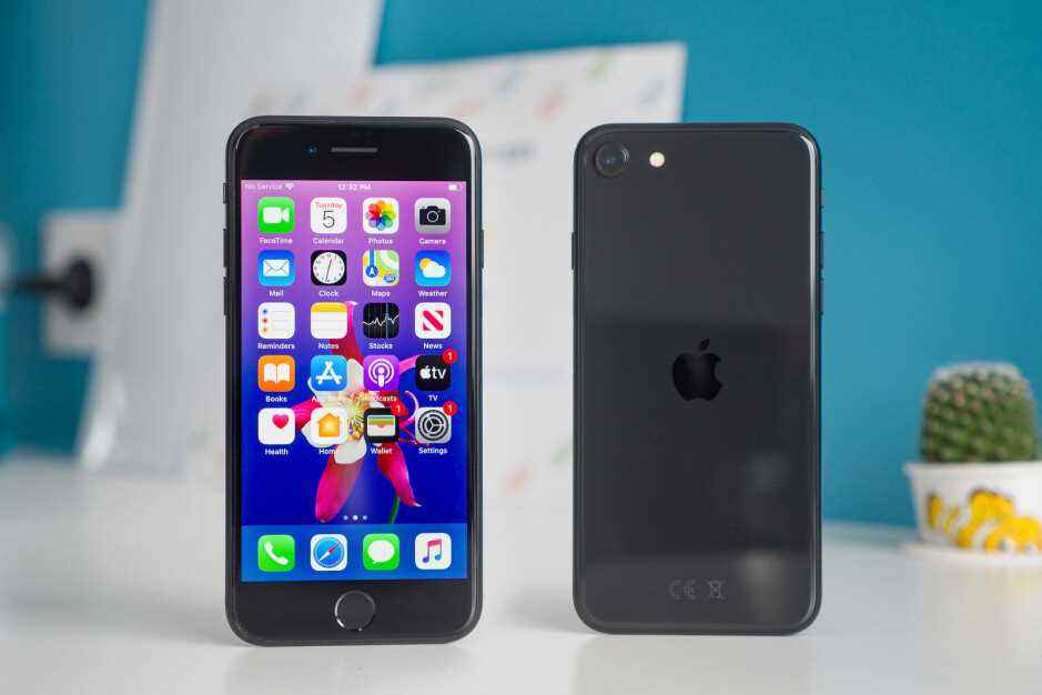 Apple çok cömert hissetmiyorsa, SE 3 tıpkı SE 2 gibi görünebilir (burada gösterilmektedir) - iPhone SE 3: Apple'ın en ucuz 2022 telefonu neden Android için en büyük tehdit