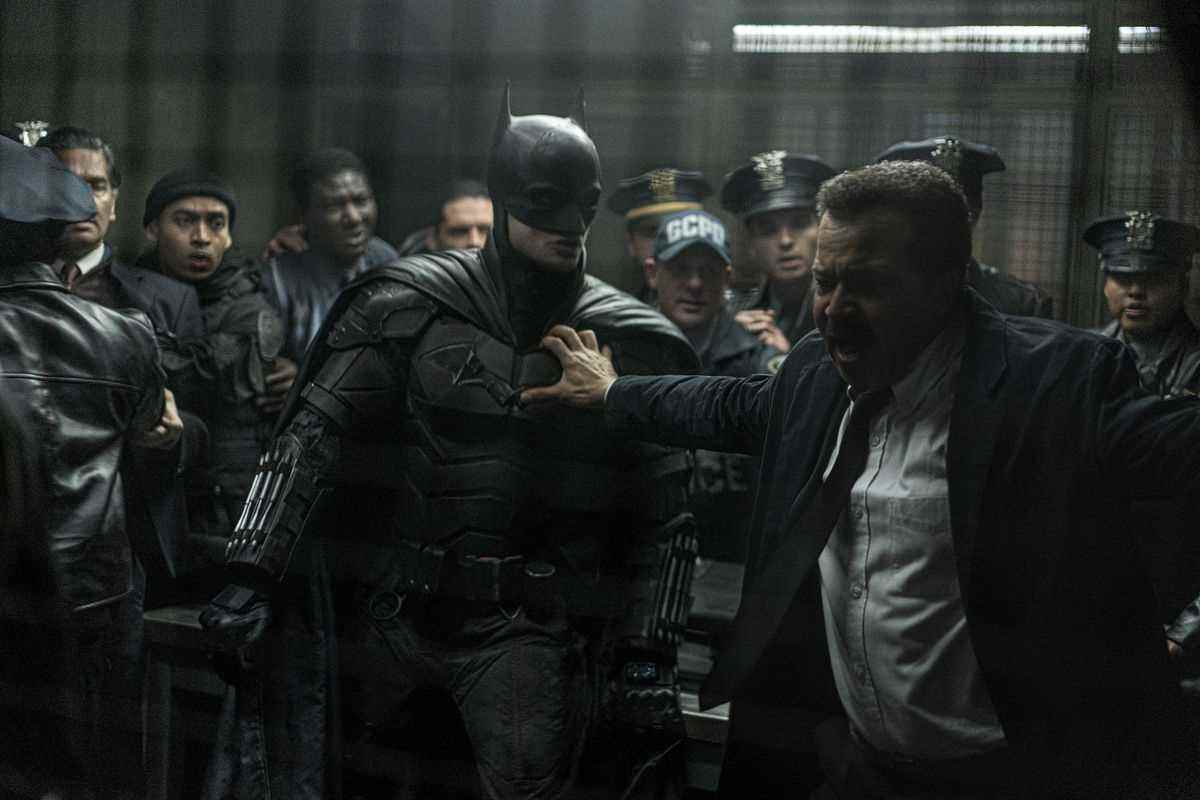 Batman, Jim Gordon ve birçok Gotham polisi birbirleriyle kavga etmek üzere.
