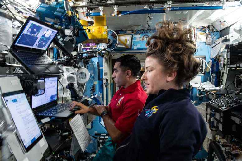 Astronotlar Raja Chari ve Kayla Barron Robotik İş İstasyonunda Eğitiliyor