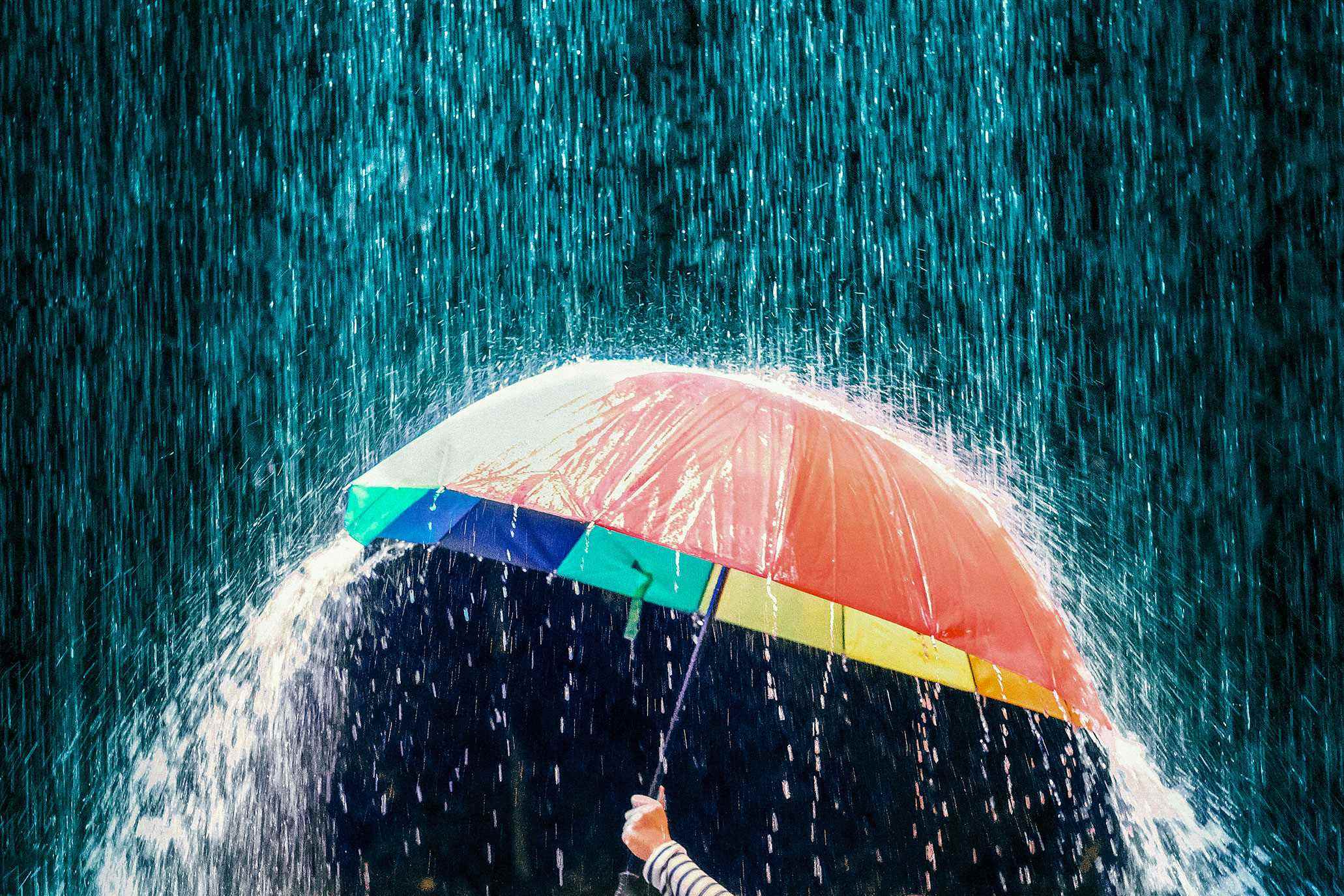 Yağmur Sırasında Şemsiye Tutarak Kırpılmış El