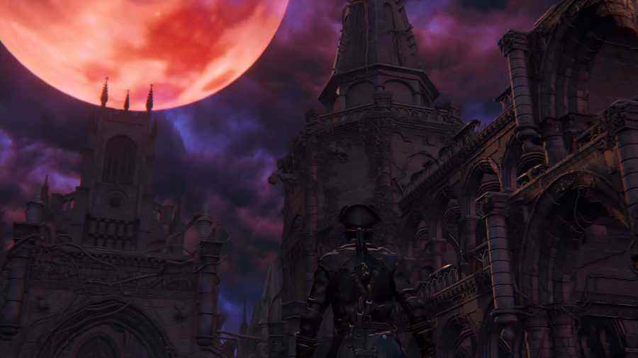 Bloodborne'da bir kanlı ay bir katedral avlusunu aydınlatıyor