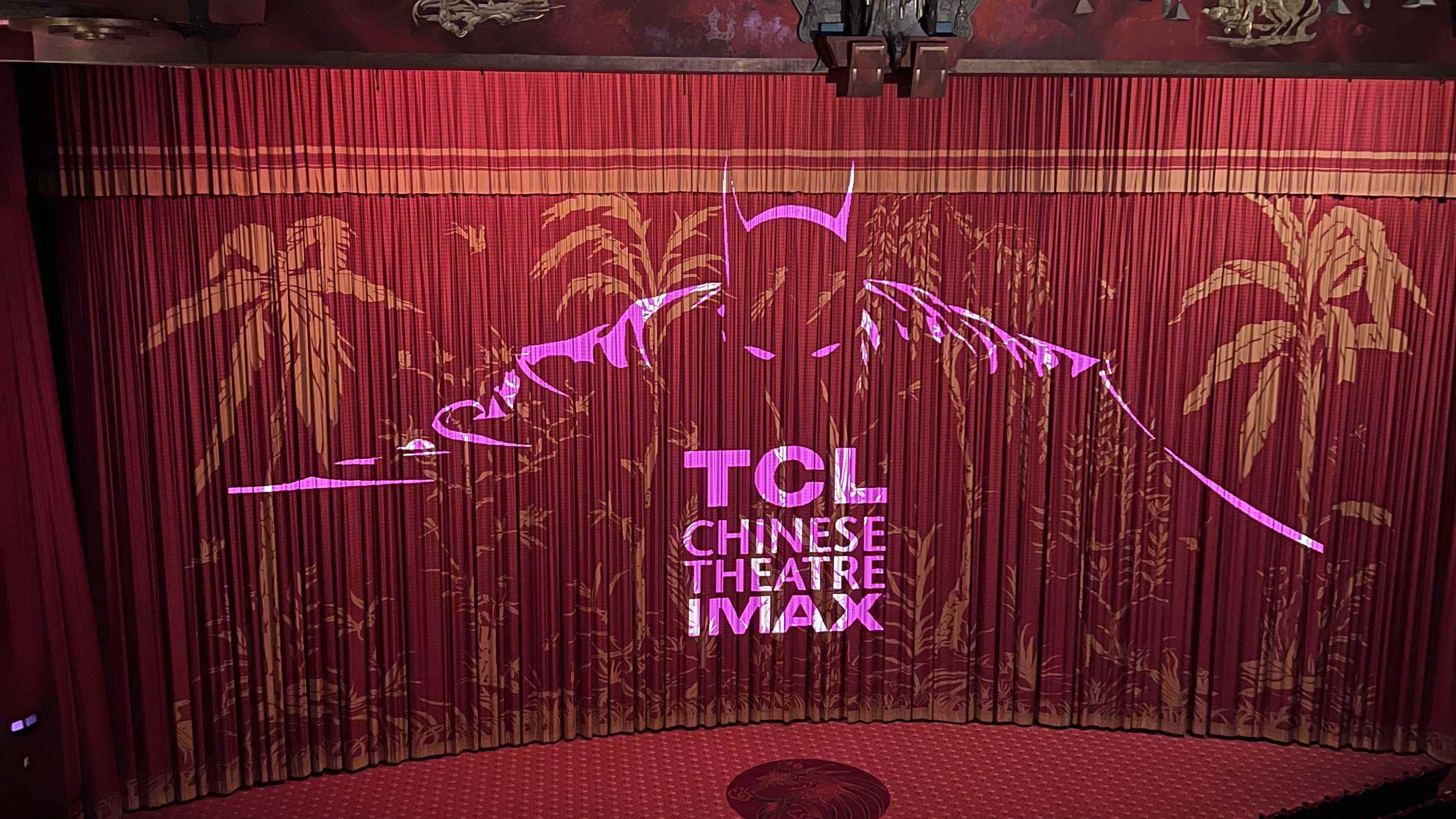 TCL Chinese Theatre IMAX'teki The Batman için bir başlık grafiği tiyatrodaki bir perdenin üzerine yerleştirilmiş