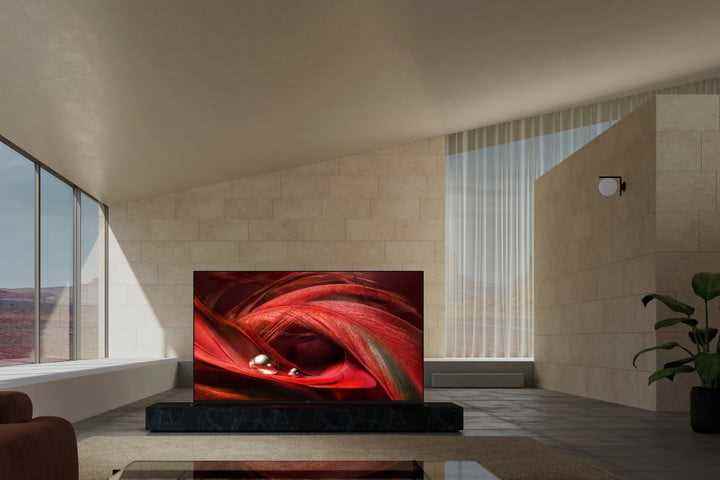 Minimalist bir oturma odasında Sony Bravia XR X95J 4K TV.