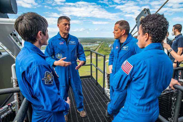NASA SpaceX Crew-4 Astronotları Kennedy Uzay Merkezinde Trende
