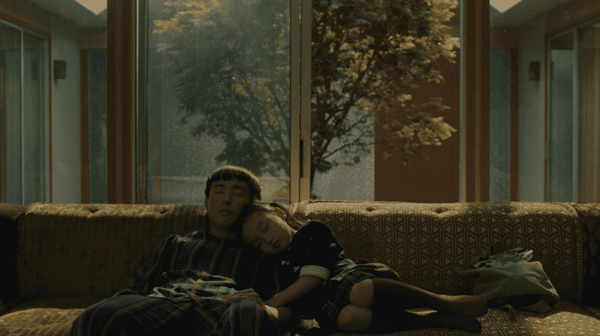 Yang ve Mika, geçmişe dönüşte kanepede birlikte uyukluyorlar.