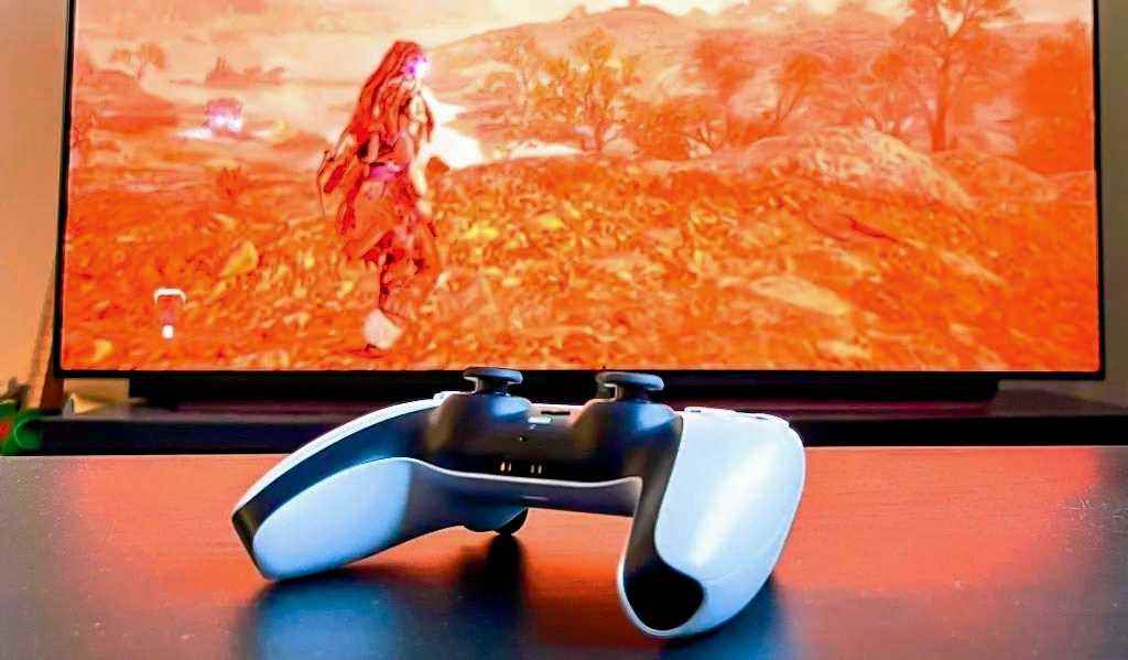 Horizon Forbidden West oyununa sahip PS5 DualSense denetleyicisi