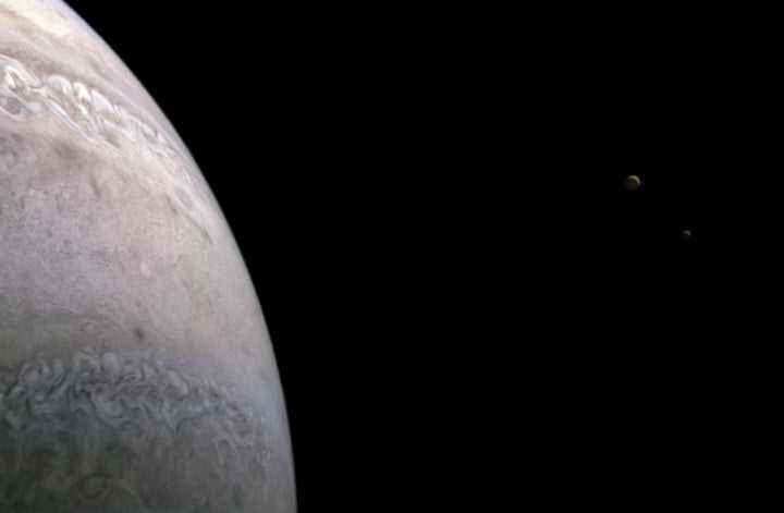 Jüpiter'in uydusu Io (solda) ve Europa'yı (sağda) gösteren yakınlaştırılmış görüntü.