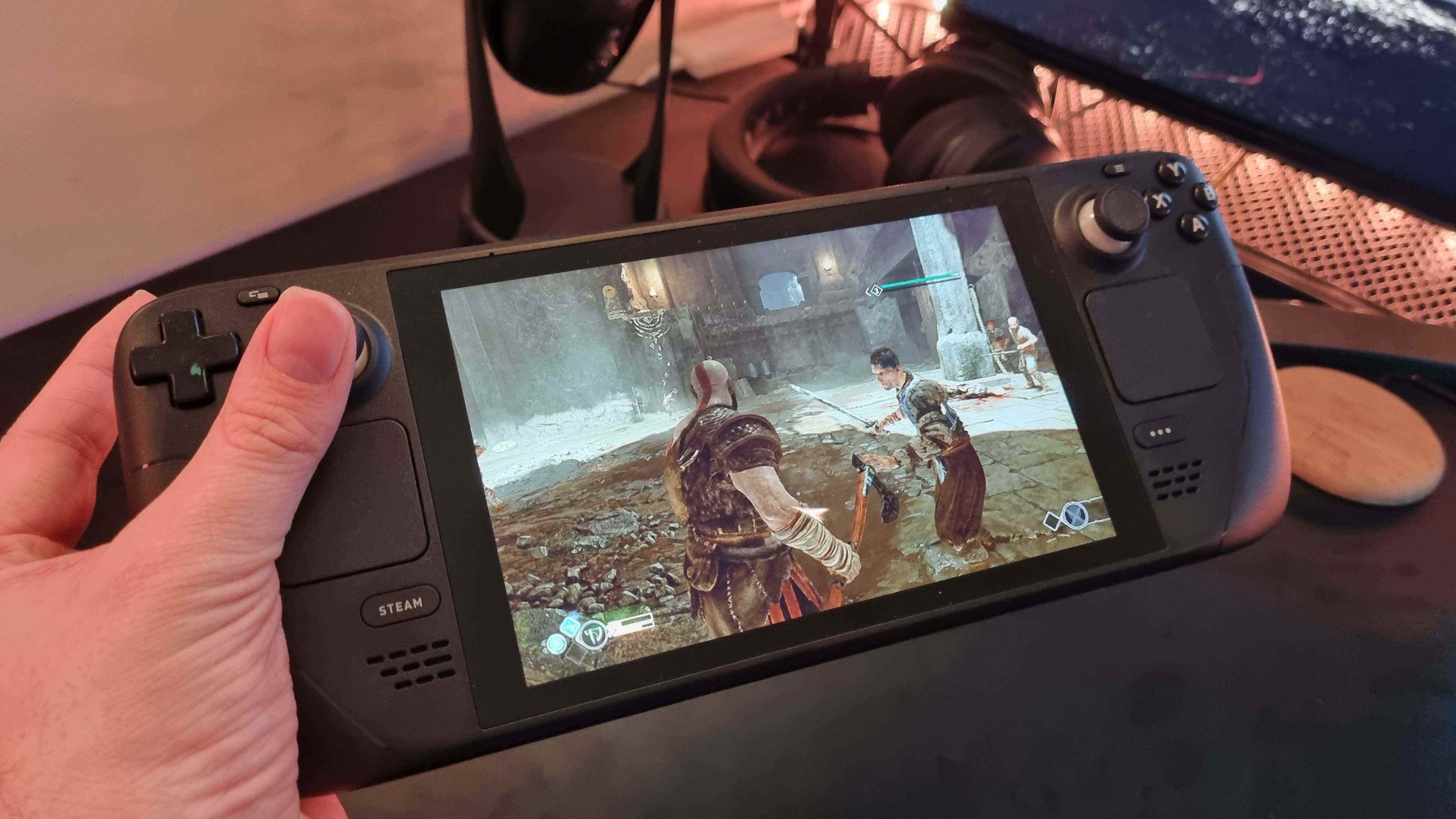God of War oynayan Steam Deck el konsolunun fotoğrafı