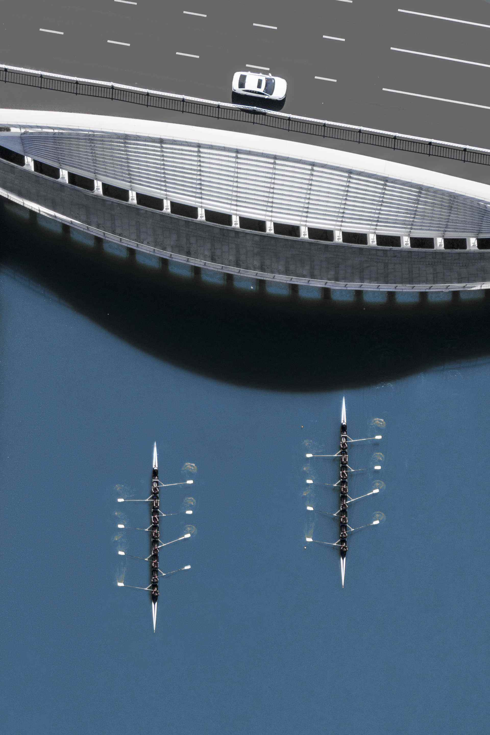 Bir köprünün yanında iki kürekli teknenin havadan görünümü