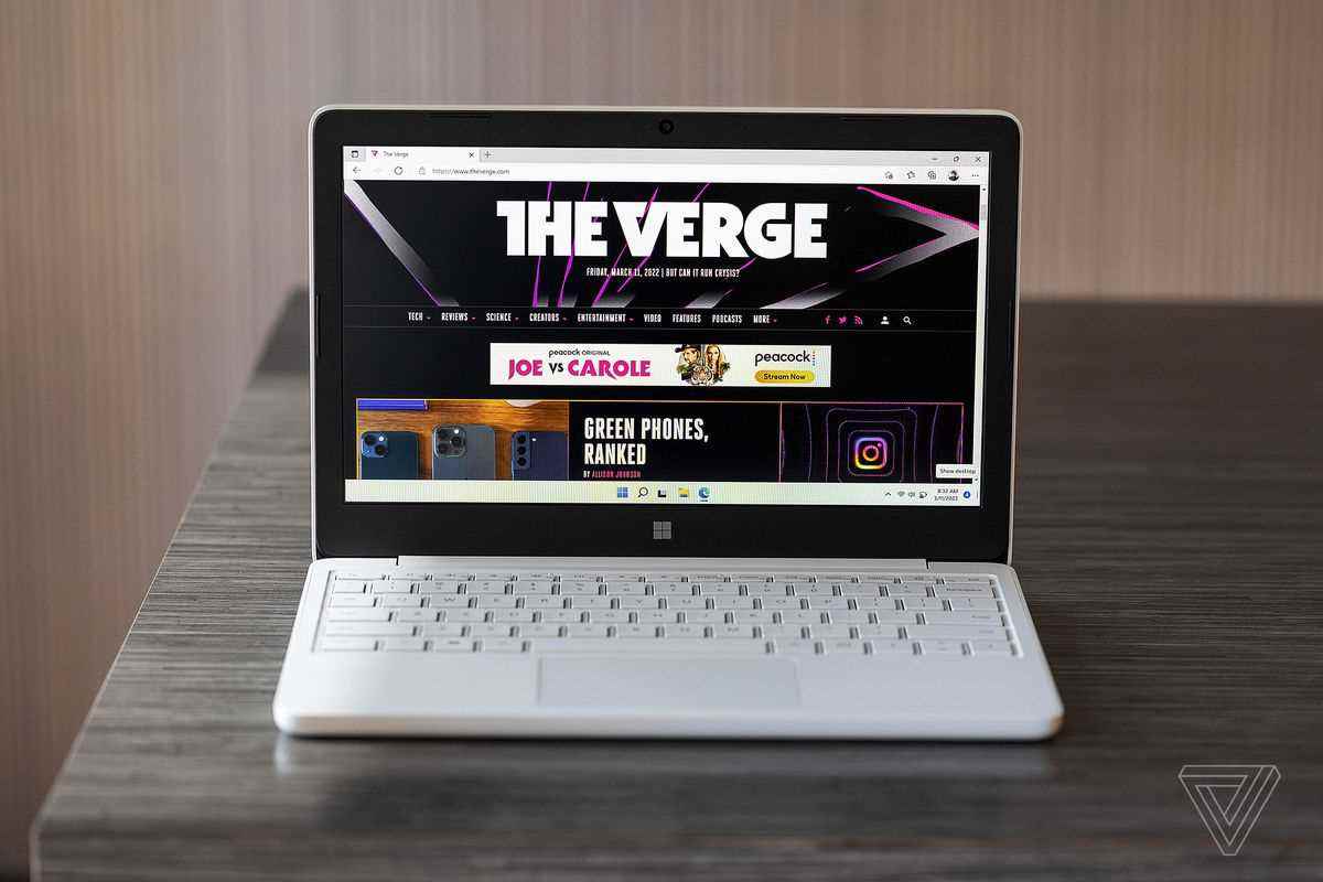 The Verge ana sayfasını gösteren Surface Laptop SE.