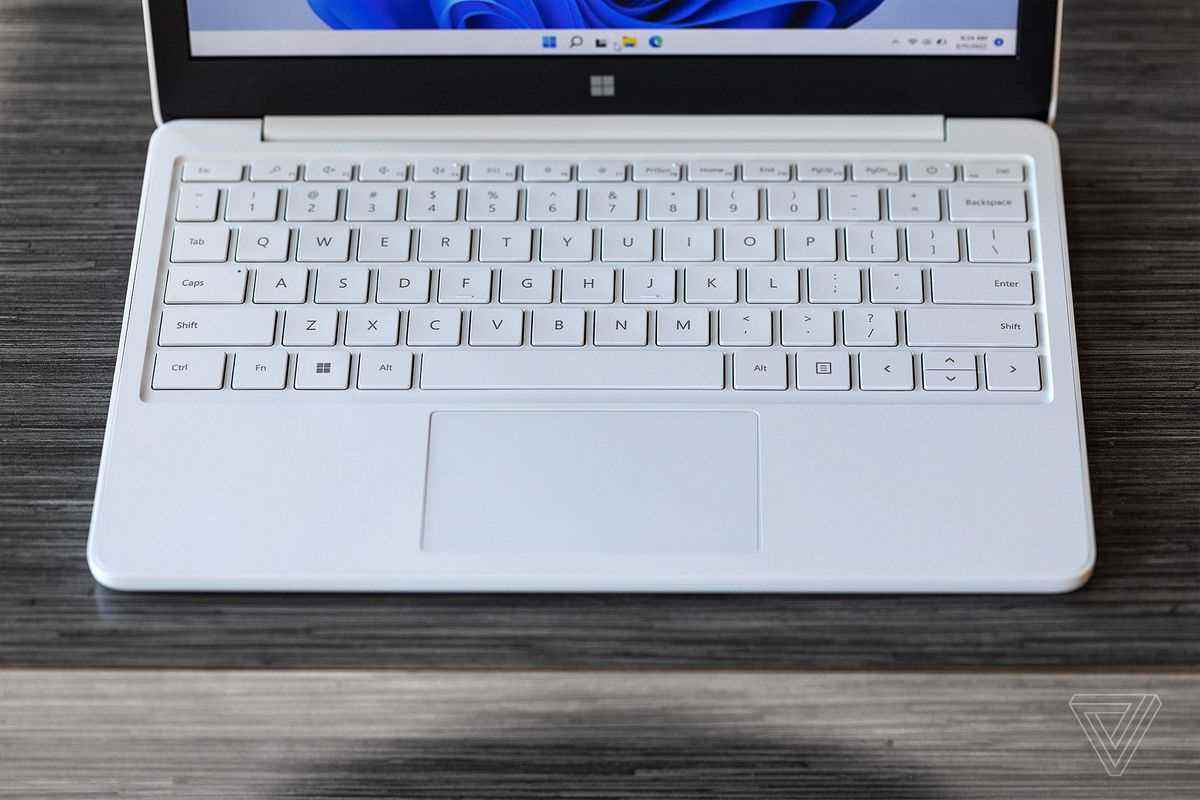 Yukarıdan görülen Surface Laptop SE klavye.