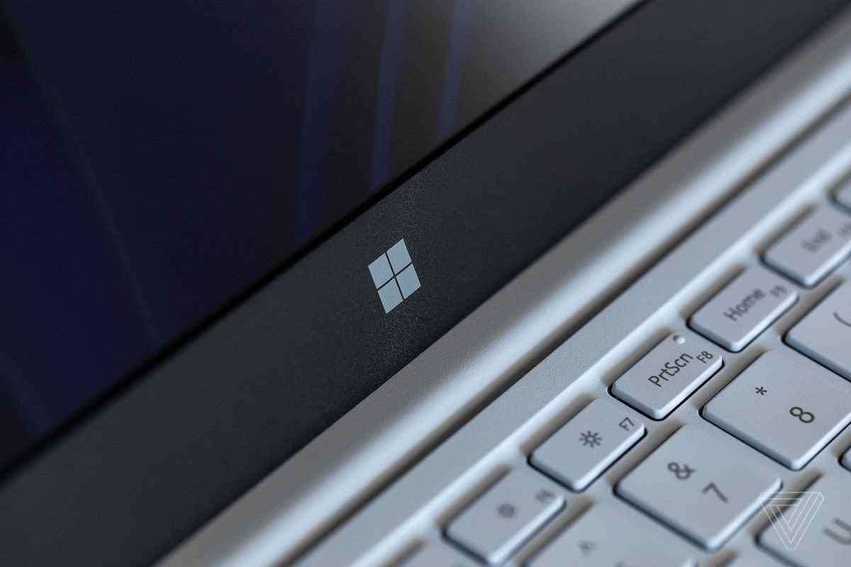 Surface Laptop SE'nin alt çerçevesindeki Microsoft logosu.