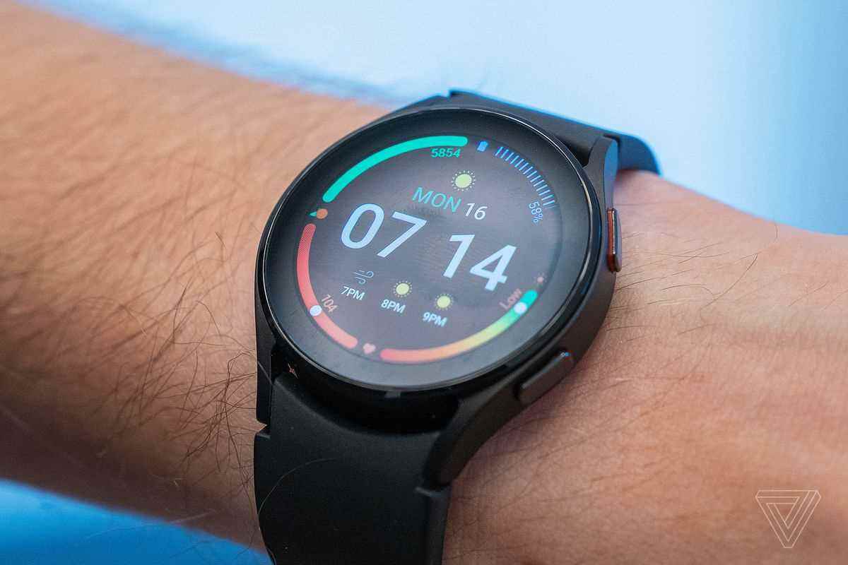 Normal Galaxy Watch 4, hassas bir şekilde dokunmaya duyarlı bir çerçeveye sahiptir.