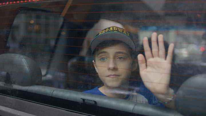 Better Nate Than Ever'da Nate ellerini bir arabanın camına tutuyor.